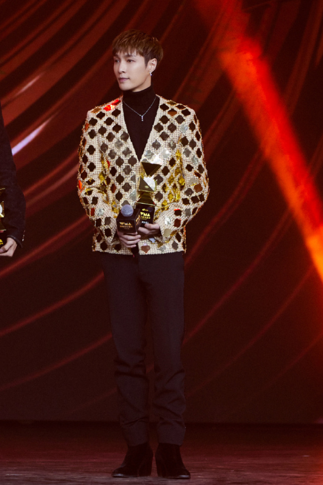 张艺兴D.N.A音乐联盟舞台首秀 获年度实力艺人奖