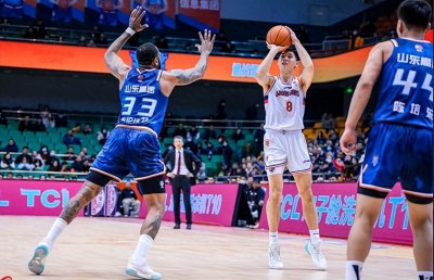 ​两连败后广州队爆发内讧！郭士强炮轰管理层，还4字嘲讽交易决定