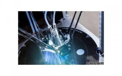 ​丈夫无底线帮助女同学，妻子不满却遭丈夫怒怼：她能做的你做不到