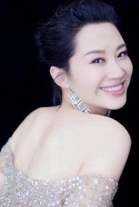 ​三个男人为她离婚，张翰华晨宇为她争风吃醋，她却转头与肖战热吻