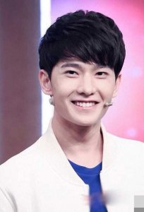 ​男生纹理烫短发发型 提升高颜值的卷发造型