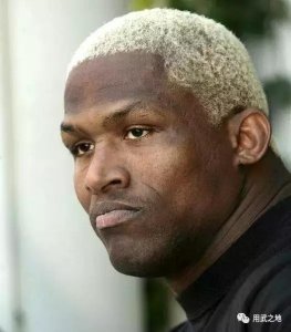 ​他上场后挥出一拳，对手居然吓得直接滚出擂台！