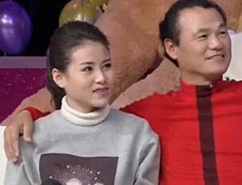 因流氓罪坐牢3年，36岁看上9岁女孩，追了十年终于娶她为妻