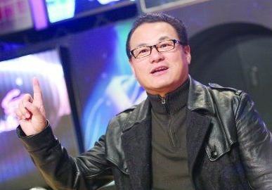 因流氓罪坐牢3年，36岁看上9岁女孩，追了十年终于娶她为妻