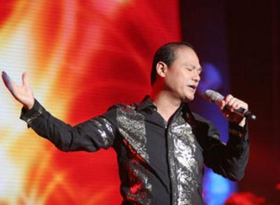 因流氓罪坐牢3年，36岁看上9岁女孩，追了十年终于娶她为妻