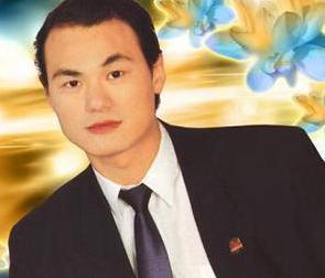 因流氓罪坐牢3年，36岁看上9岁女孩，追了十年终于娶她为妻