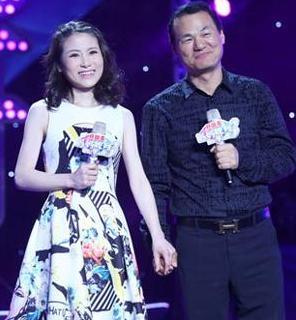 因流氓罪坐牢3年，36岁看上9岁女孩，追了十年终于娶她为妻