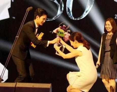 她给韩国人下跪，颁奖礼当面嘲讽范冰冰，如今被网友喊滚出大陆