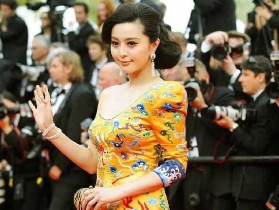 她给韩国人下跪，颁奖礼当面嘲讽范冰冰，如今被网友喊滚出大陆