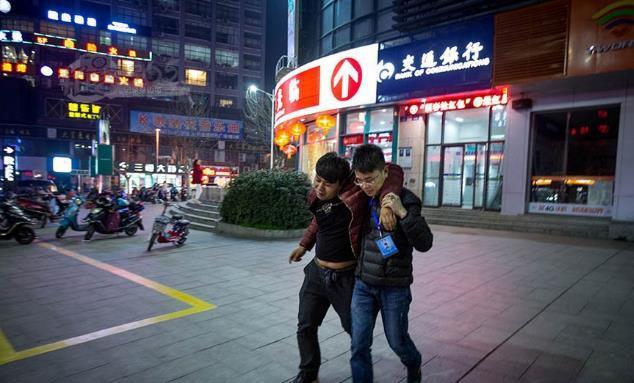 半夜在街头做“代驾”的人，一个月能赚多少钱？答案意想不到