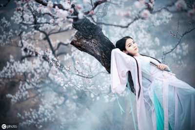 ​女孩子脚腕上系红绳，到底是不是那个意思？