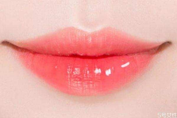 唇彩和唇膏有什么区别 唇彩和唇膏哪个持久 唇彩和唇膏有什么区别 唇彩和唇膏哪个持久