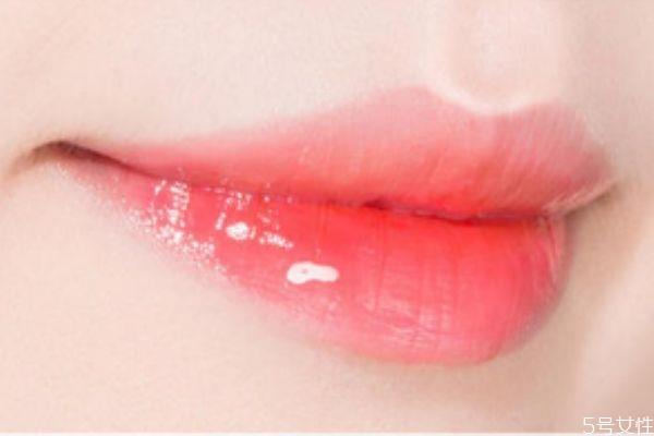 唇彩和唇膏有什么区别 唇彩和唇膏哪个持久 唇彩和唇膏有什么区别 唇彩和唇膏哪个持久