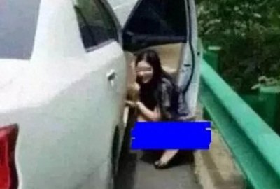 ​尿急！女子在高速公路上就地小便，引发热议：算光明正大抗议吗？