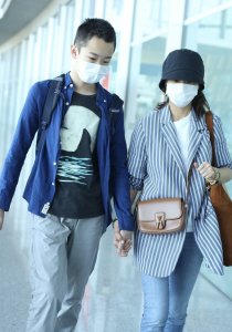 ​海清14岁儿子罕现身，已比妈妈高出半头！全程提行李箱被赞太贴心