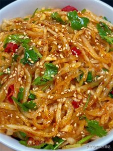 大厨分享凉拌胡萝卜丝的做法,维生素高,又脆又香超下饭!