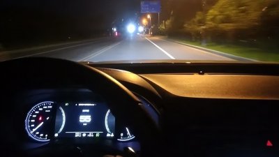 ​夜间车灯“暗语”知多少闪1下、2下、3下代表什么意思不懂赶紧学