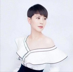 ​对比海清曾经的性感照片，“逆龄生长”的她，已经走上另一条路