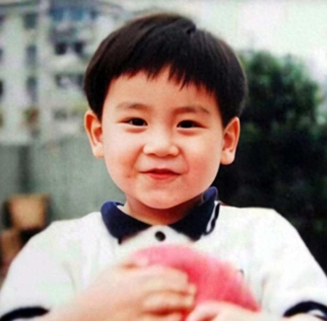 彭于晏童年私房照大曝光,小时竟然是个小胖墩,减肥毅力非同凡响