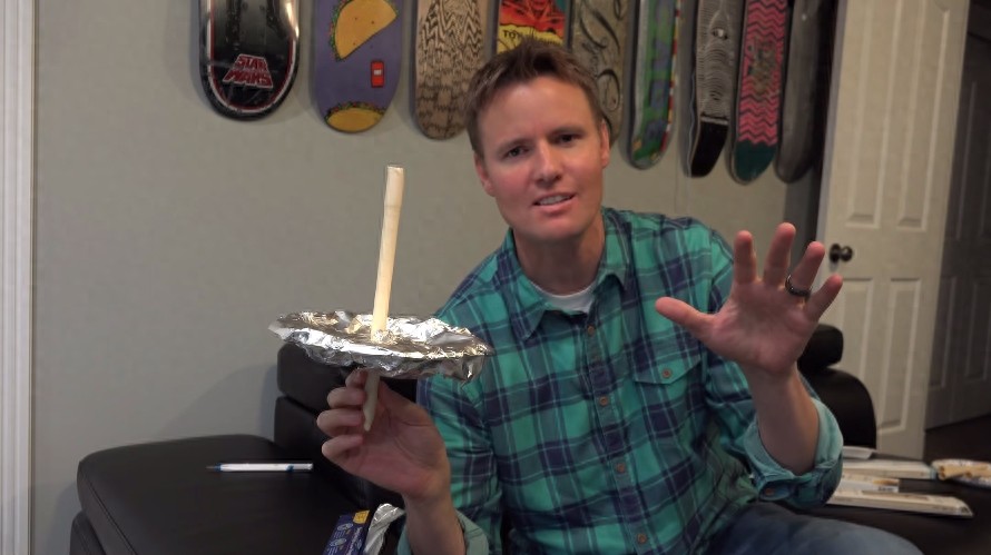 网友尝试用耳烛吸出耳垢,拆开耳烛验证其功效