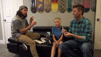 ​网友尝试用耳烛吸出耳垢，拆开耳烛验证其功效