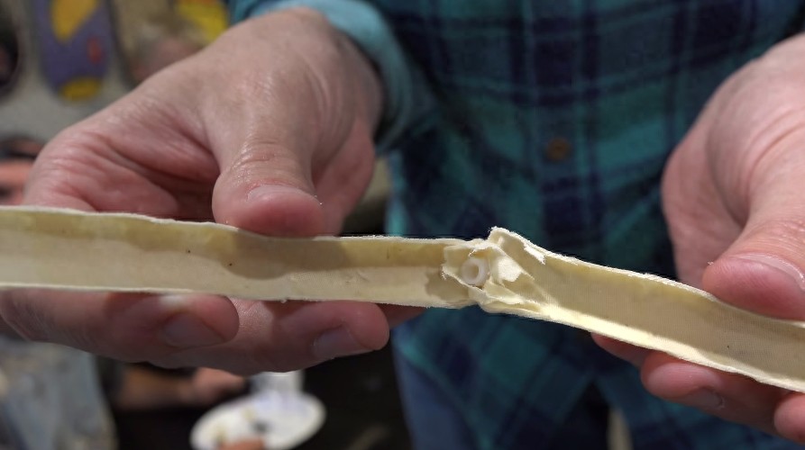 网友尝试用耳烛吸出耳垢,拆开耳烛验证其功效