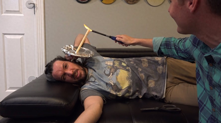 网友尝试用耳烛吸出耳垢,拆开耳烛验证其功效