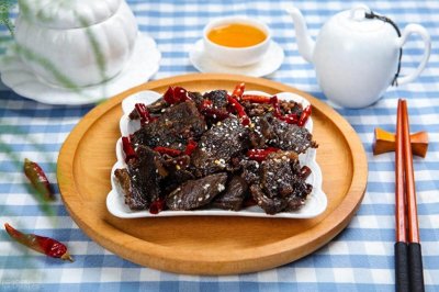 ​云南特色美食！牛肉干巴，油又干又香，别地难觅